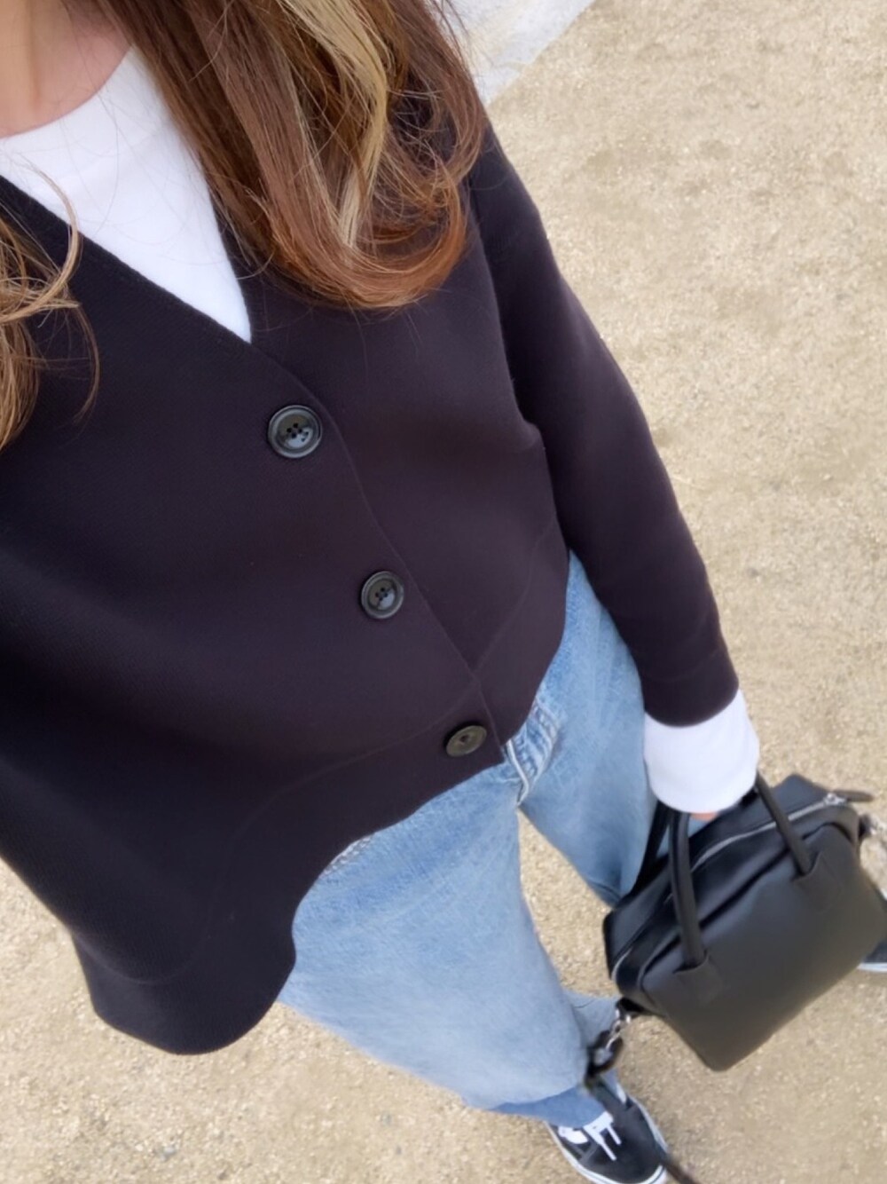 「UNIQLO、UNIQLO U、オトナカジュアル、シンプルコーデ、カジュアル、きれいめカジュアル、プチプラコーデ、ユニクロ、ミラノリブvネックカーディガン、春」｜「UNIQLOのアイテム（カーディガン/ボレロ、ブラック系）」を使った、miki☺︎さん（レディース・163cm）の春コーディネートの1枚目の写真