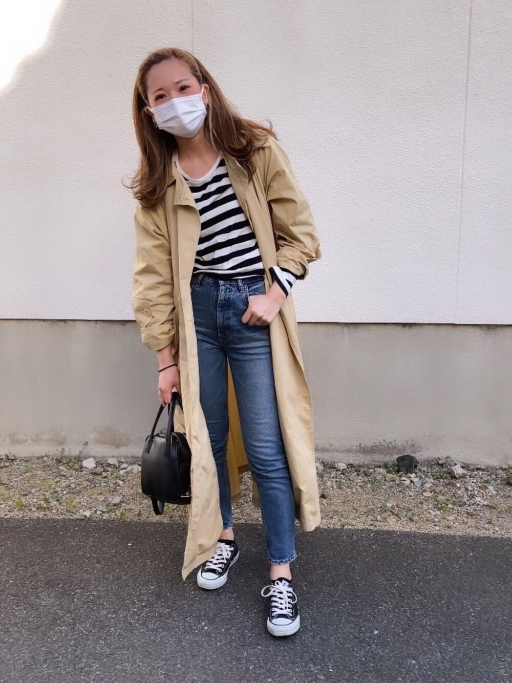 「トレンチコート、TODAYFUL、カジュアル、オトナカジュアル、大人カジュアル、オトナ女子、シンプル、カチューシャ、デニム、converse」｜「MOUSSYのMVS SKINNY（デニムパンツ、ブルー系）」を使った、miki☺︎さん（レディース・163cm）の春コーディネートの1枚目の写真