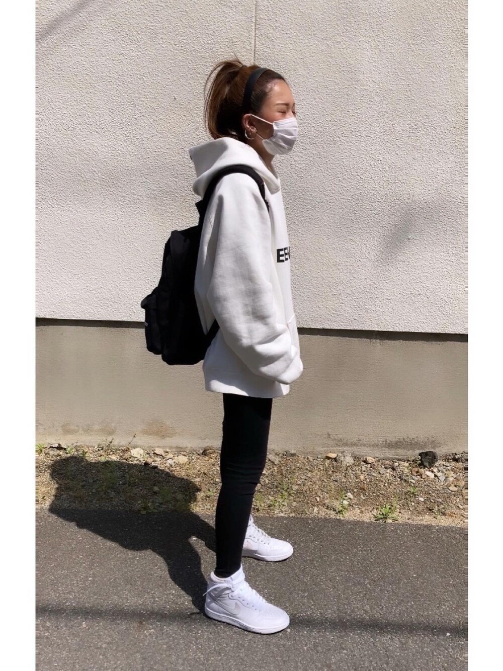 「休日コーデ、春、カジュアル、ストリート、supreme、フーディー、エッセンシャルズ、ビックシルエット、スニーカー、NIKE」｜「FOG ESSENTIALSのESSENTIALS/エッセンシャルズ ロゴプリント プルオーバーパーカー（パーカー、ホワイト系）」を使った、miki☺︎さん（レディース・163cm）の春コーディネートの1枚目の写真