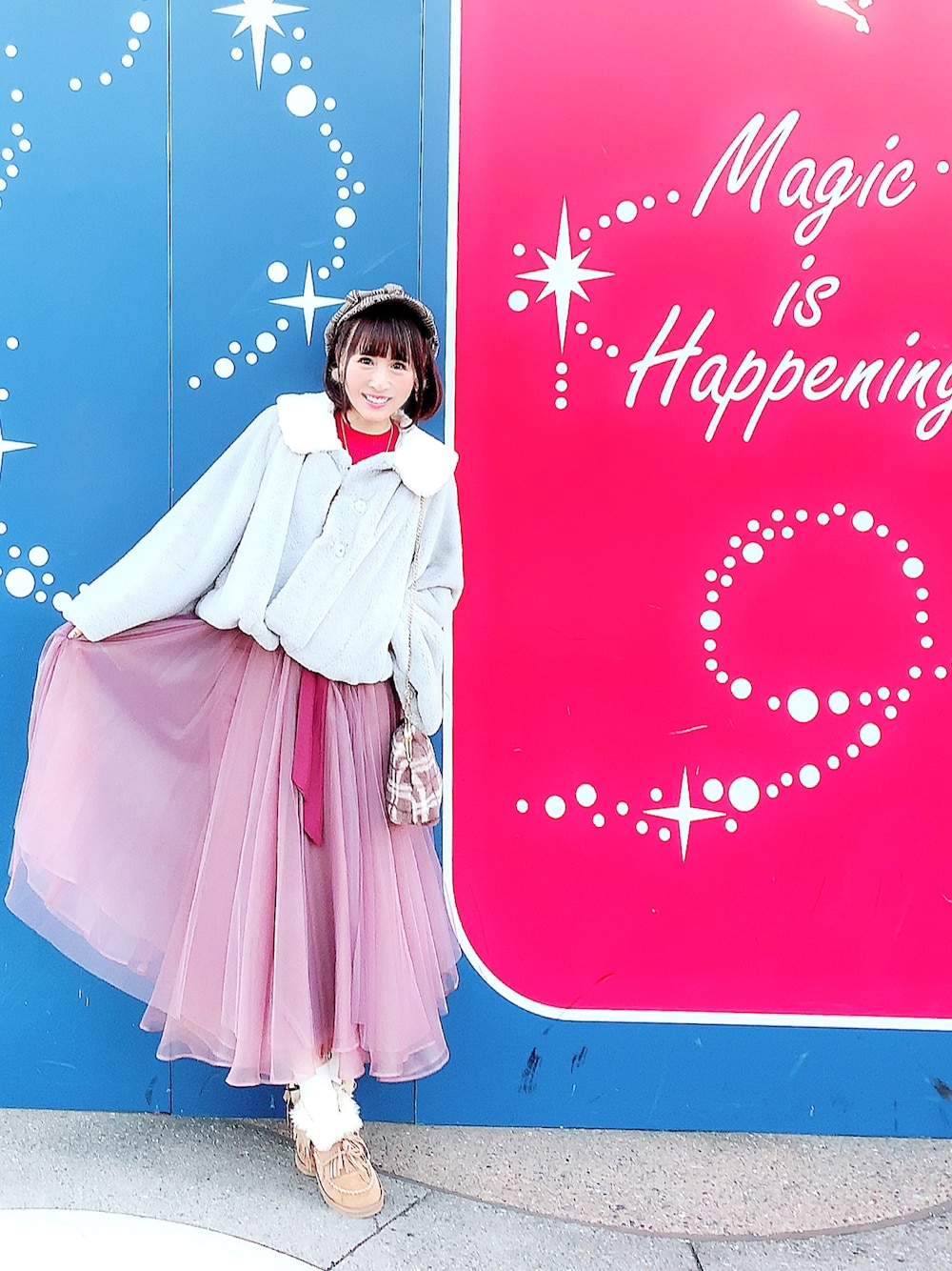 「冬コーデ、ディズニー、ディズニーコーデ、ディズニーランド、ディズニーシー、おしゃれさんと繋がりたい、低身長、ベレー帽、ファー、ファージャケット」｜「lilLillyのアイテム（ジャケット/アウター、シルバー系）」を使った、温泉はずきさん（レディース・151cm）の冬コーディネートの1枚目の写真
