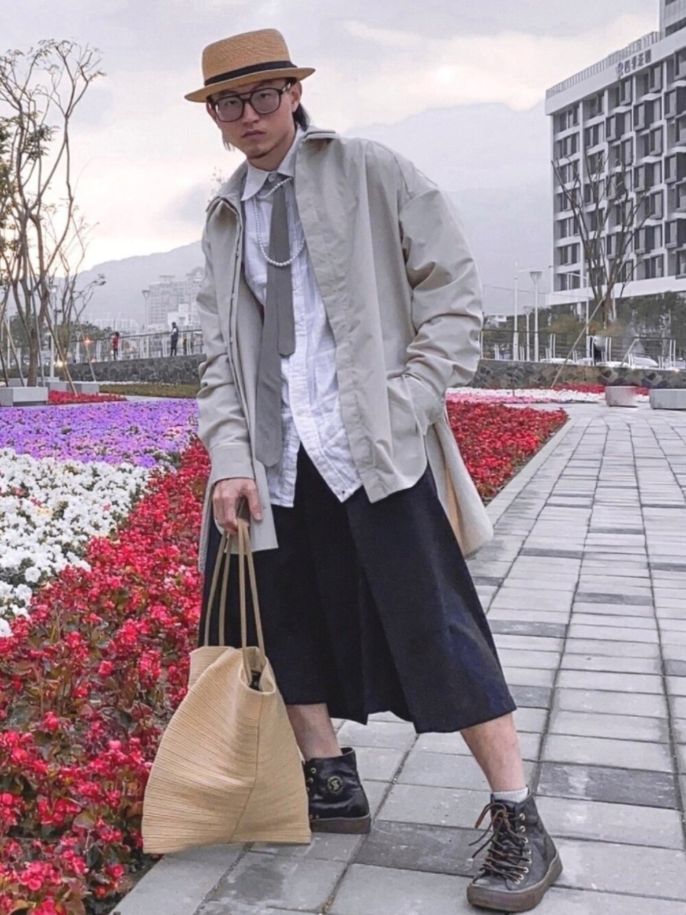 「fashion、street、VINTAGE、STYLE、fashion blogger、Taiwan、古著、menswear、mens fashion、spring」｜「PRADAのPrada - シルク ネクタイ - men - シルク - ワンサイズ（ネクタイ、グレー系）」を使った、hows昏fa4h1onさん（メンズ・177cm）の冬コーディネートの1枚目の写真