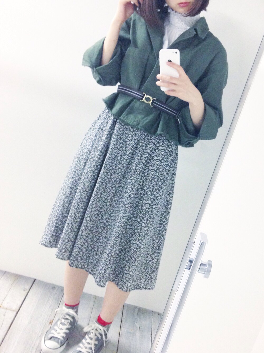 「カジュアルコーデ、179/WG、ミリタリージャケット、ootd、花柄ワンピース、ゴムベルト、ウエストマーク」｜「179/WGの『mer4月号掲載』ショート丈ミリタリージャケット（ミリタリージャケット、グリーン系）」を使った、hirrroko14さん（レディース・164cm）の春コーディネートの1枚目の写真