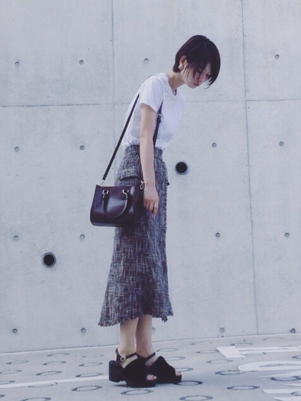 「秋コーデ、ootd、大人コーデ、秋服、Tシャツ、白Tシャツ、179/WG、ファーサンダル」｜「FRAY I.Dのアイテム（スカート、ブラック系）」を使った、hirrroko14さん（レディース・164cm）の夏コーディネートの1枚目の写真