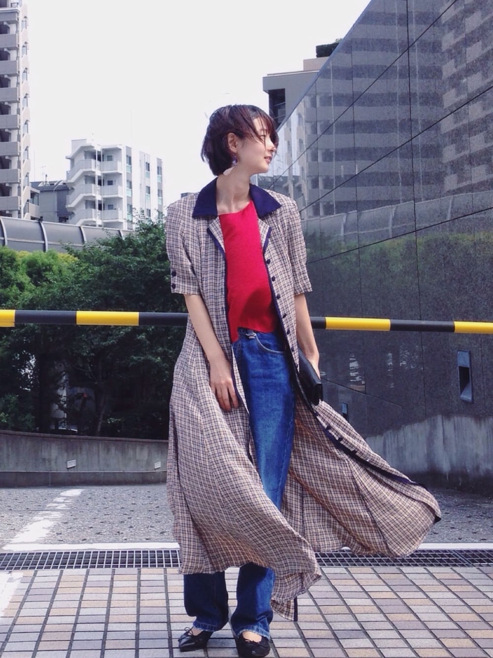 「秋、パンツスタイル、チェックワンピース、179/WG、デニム、ラフ」｜「179/WGの4分フレアスリーブブラウス（シャツ/ブラウス、レッド系）」を使った、hirrroko14さん（レディース・164cm）の秋コーディネートの1枚目の写真