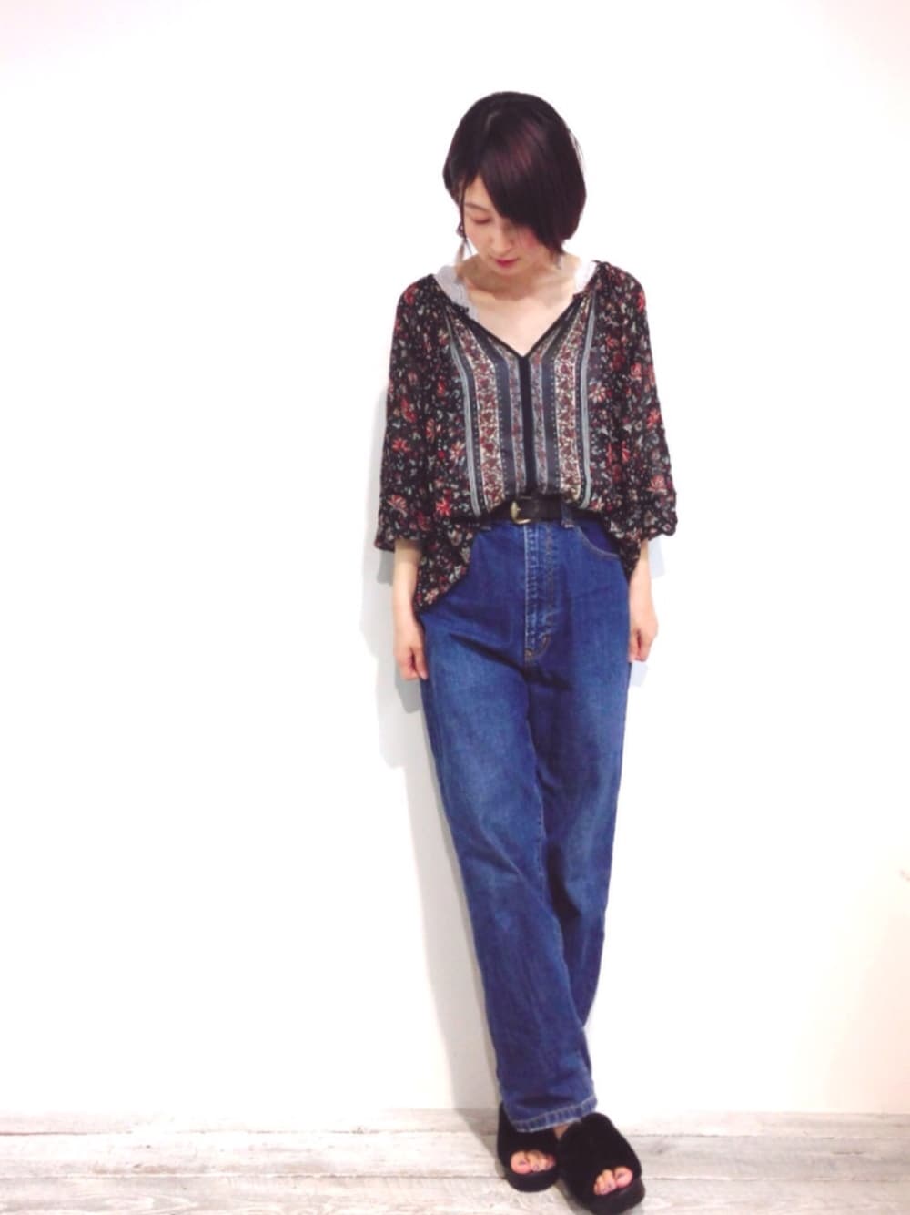 「秋コーデ、カジュアル、秋服、大人カジュアル、ファー小物、ワイドパンツ、ブラウス、179/WG、ファーサンダル、花柄ブラウス」｜「179/WGのパネルMIXボタニカル柄ブラウス（シャツ/ブラウス、ブラック系）」を使った、hirrroko14さん（レディース・164cm）の秋コーディネートの1枚目の写真