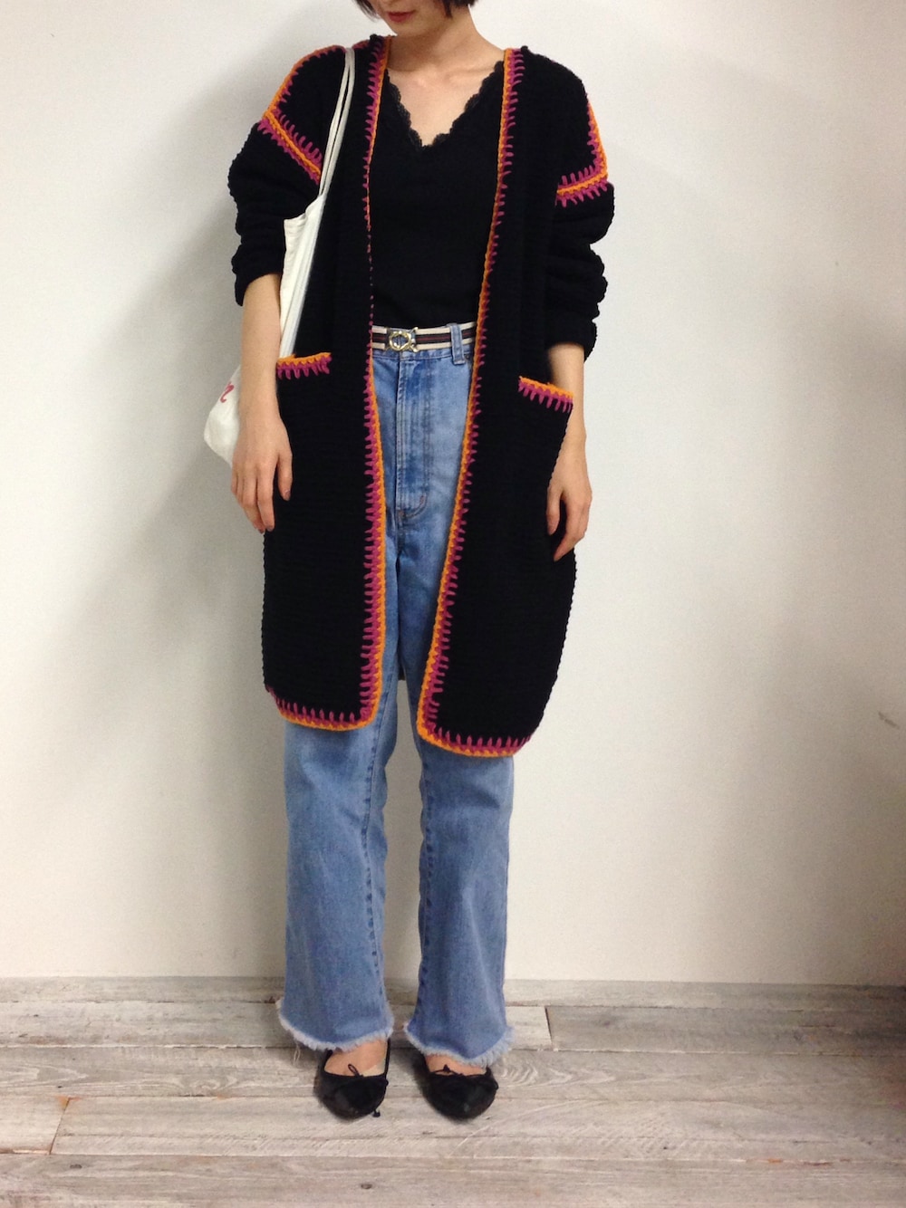 「秋コーデ、ootd、オトナカジュアル、ラフ、デニム、ニット、モノトーン、ゴムベルト、ワイドパンツ、ブラック」｜「179/WGのテレコ×レースタンクトップ（タンクトップ、ブラック系）」を使った、hirrroko14さん（レディース・164cm）の秋コーディネートの1枚目の写真