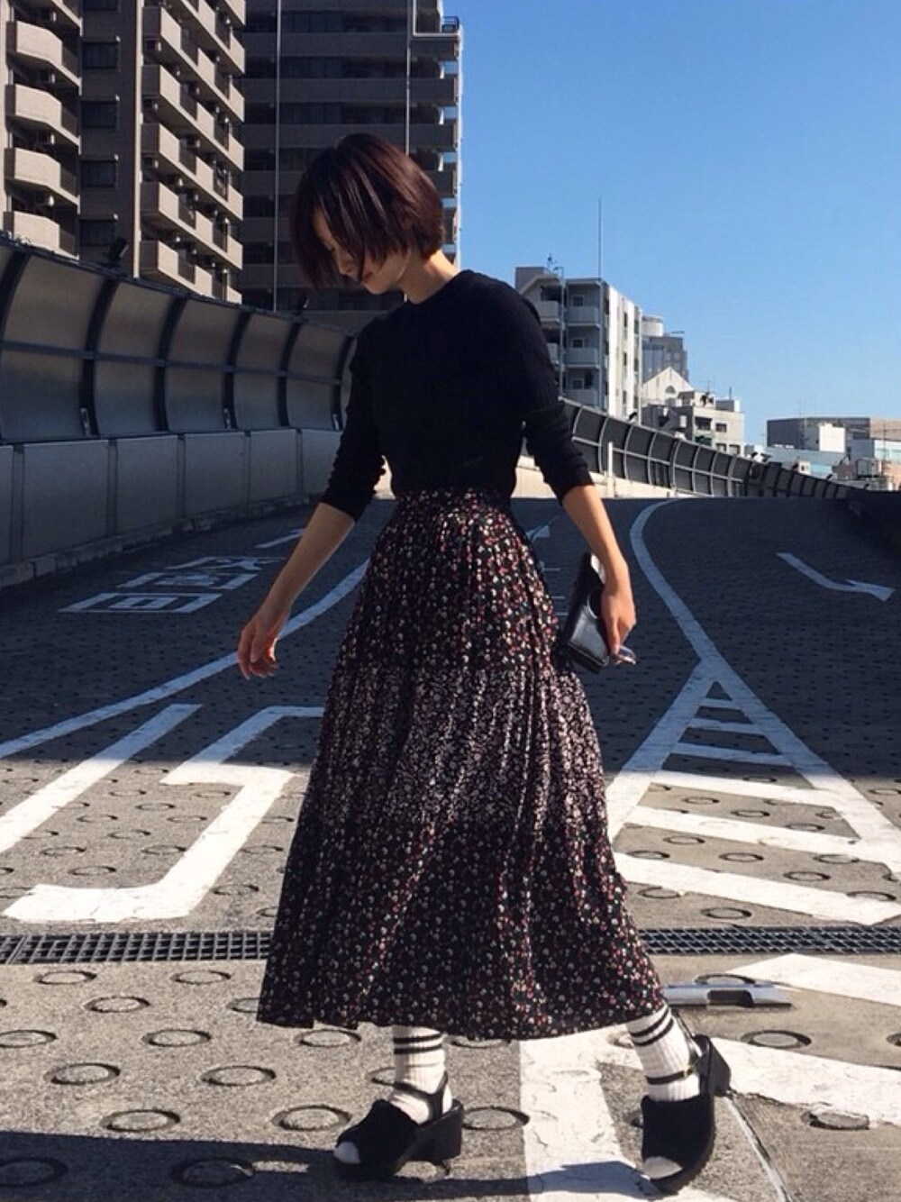 「秋のコーデ、179/WG、花柄スカート、モノトーン、ファーサンダル」｜「179/WGの柄ティアードマキシスカート（スカート、ブラック系）」を使った、hirrroko14さん（レディース・164cm）の秋コーディネートの1枚目の写真