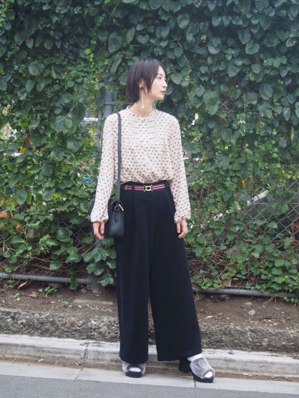 「ハイウエスト、ワイドパンツ、レトロ、179/WG、ピンタックブラウス」｜「179/WGのハイウエストワイドパンツ（その他パンツ、ブラック系）」を使った、hirrroko14さん（レディース・164cm）の秋コーディネートの1枚目の写真
