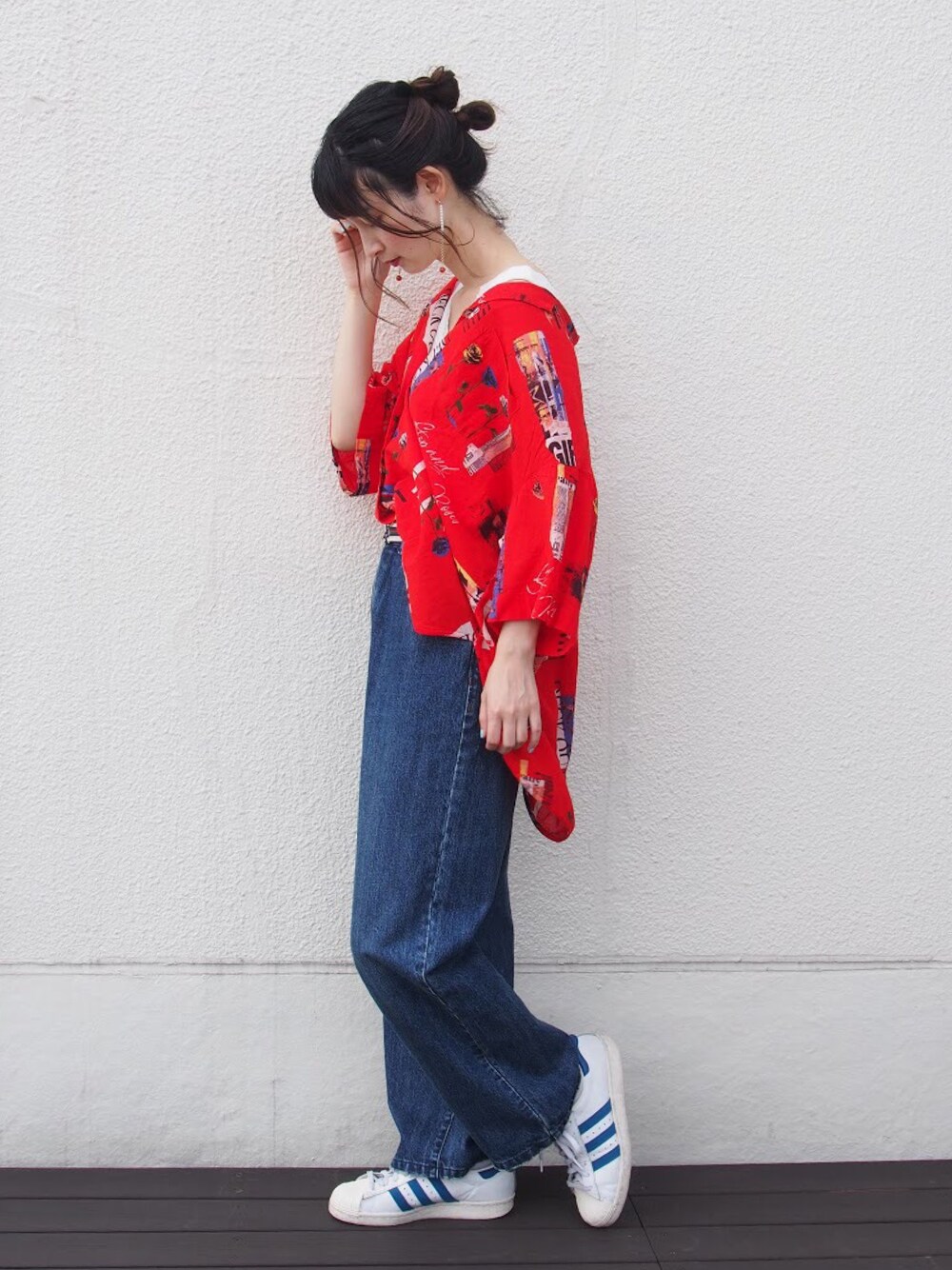 「大人カジュアル、休日スタイル、おしゃれさんと繋がりたい、デニムパンツ、開襟シャツ、アロハシャツ、赤、179/WG」｜「179/WGのアイテム（シャツ/ブラウス、レッド系）」を使った、hirrroko14さん（レディース・164cm）の春コーディネートの1枚目の写真