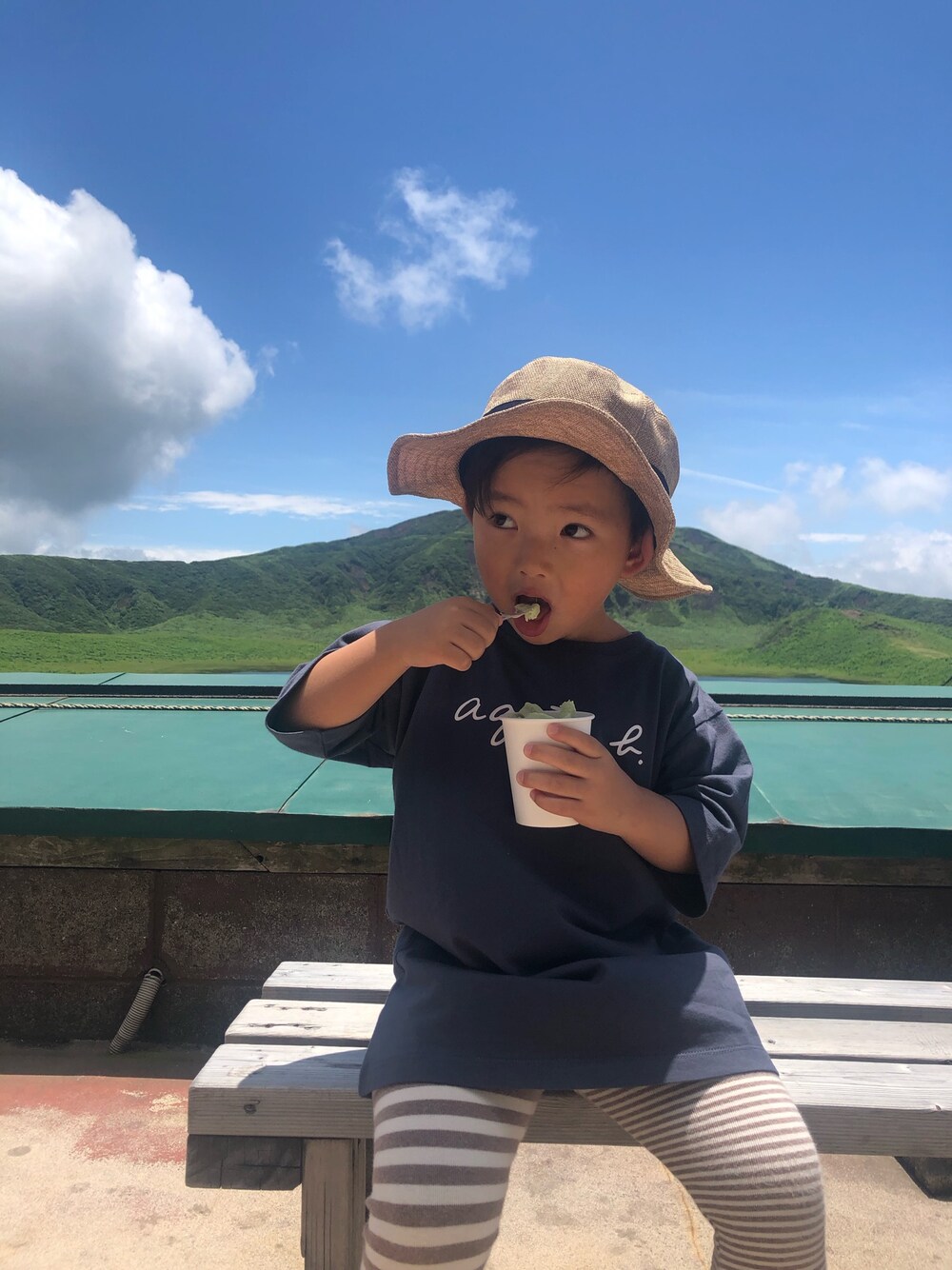 グレー系のTシャツ/カットソー、ブラック系のスニーカー、ベージュ系のハットを着用したキッズの夏コーディネートの1枚目の写真