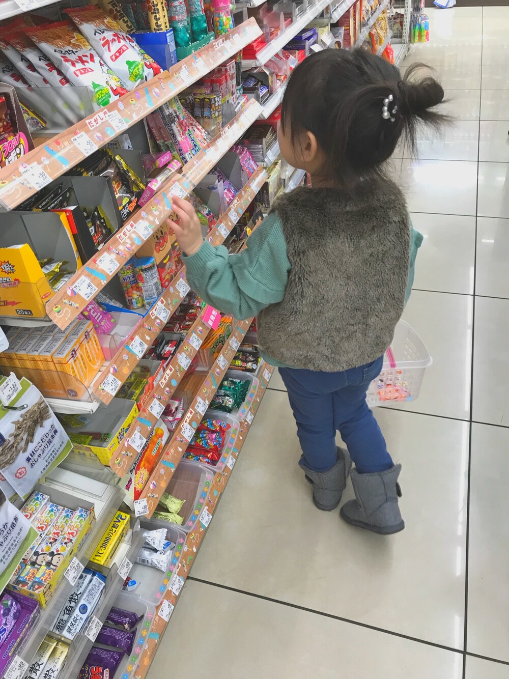 「休日コーデ、シンプル、girl、女の子、ミッキー、お団子ヘアー、カジュアル、ファーベスト、babygap、F.O.KIDS」｜「any Famの【KIDS】花柄刺繍ニット（ニット/セーター、グリーン系）」を使った、Kanohinaさん（レディース・164cm）の冬コーディネートの1枚目の写真