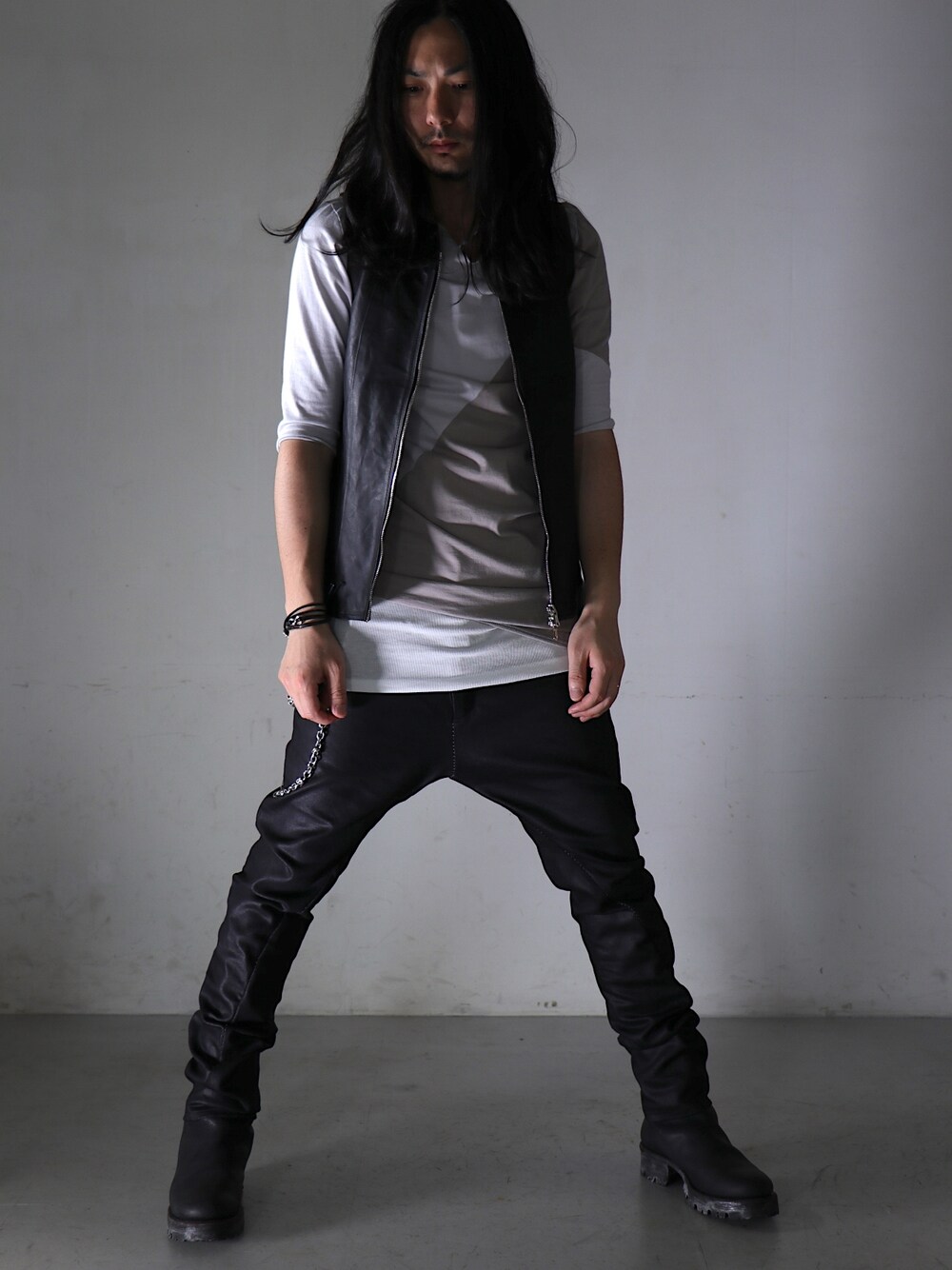 「ブーツ、レイヤード、レザー、サルエルパンツ、レイヤードスタイル、無骨、THEE OLD CIRCUS 、ウォレットチェーン、incarnation、Garage EDEN HIMEJI」｜「THEE OLD CIRCUSのThee OLD CIRCUS - 9 - / 9-9104 / "Vanished song " / ノーカラージップ ラストレザーベスト [RUST BLACK]（ノーカラージャケット、ブラック系）」を使った、KONNOさん（メンズ・165cm）の夏コーディネートの1枚目の写真