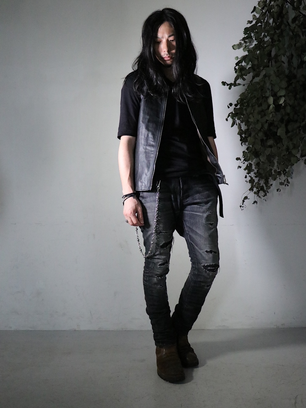 「ブーツ、レザー、無骨、THEE OLD CIRCUS 、サイドジップ、ootd、ダメージデニム、姫路、アラフォーコーデ、Garage EDEN HIMEJI」｜「THEE OLD CIRCUSの Thee OLD CIRCUS - 9 - / 9-9104 / "Vanished song " / ノーカラージップ ラストレザーベスト [RUST BLACK]（ベスト、ブラック系）」を使った、KONNOさん（メンズ・165cm）の夏コーディネートの1枚目の写真