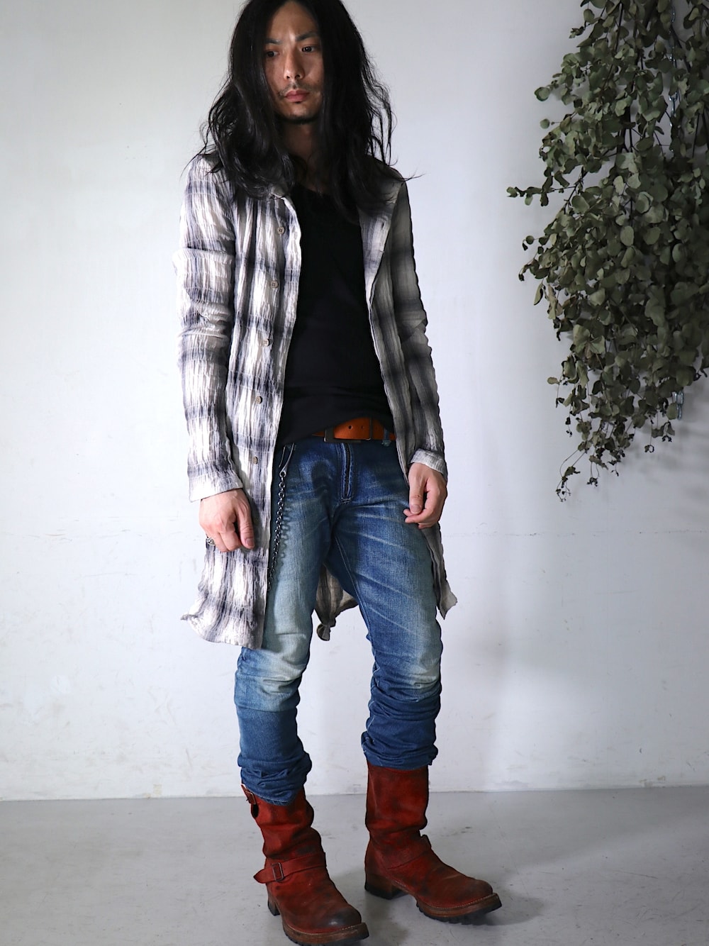 「エンジニアブーツ、無骨、デニムパンツ、THEE OLD CIRCUS 、ootd、ウォレットチェーン、mode、DARK、mens fashion、Garage EDEN HIMEJI」｜「THEE OLD CIRCUSの Thee OLD CIRCUS '' 1973 '' / 9141 / " Crazy Horn " / シャーリングオンブレーチェック ディストーションネックロングシャツ [SHADOW CHECK]（シャツ/ブラウス、ホワイト系）」を使った、KONNOさん（メンズ・165cm）の夏コーディネートの1枚目の写真