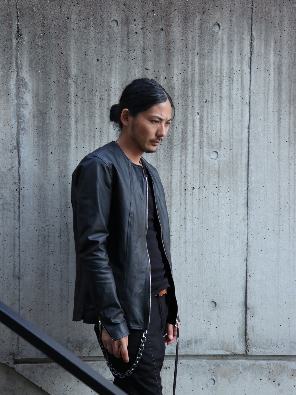 「black、レザージャケット、leather、THEE OLD CIRCUS 、ootd、ウォレットチェーン、outfit、mode、Garage EDEN HIMEJI」｜「THEE OLD CIRCUSのThee OLD CIRCUS - 9 - / 9-9103 / "Vanished Voice" / ノーカラージップ ラストレザーシャツ [RUST BLACK]（ノーカラージャケット、ブラック系）」を使った、KONNOさん（メンズ・165cm）の夏コーディネートの1枚目の写真