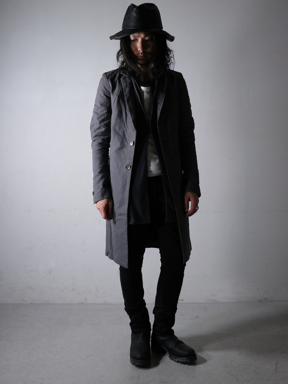 「ブーツ、レザー、boots、秋のコーデ、leather、THEE OLD CIRCUS 、ウォレットチェーン、mode、Garage EDEN HIMEJI」｜「THEE OLD CIRCUSのThee OLD CIRCUS '' 1973 '' / 8334 / Lost Wing / パラフィンオックス2つボタンチェスターコート [DUST GRAY]（チェスターコート、グレー系）」を使った、KONNOさん（メンズ・165cm）の夏コーディネートの1枚目の写真