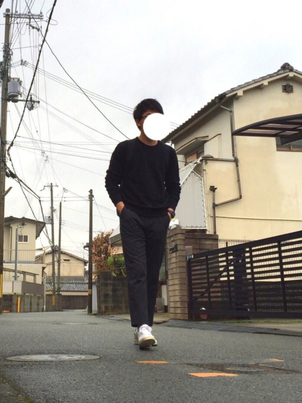 ホワイト系のスニーカー、ブラック系のバックパック/リュックを着用したメンズの春コーディネートの1枚目の写真