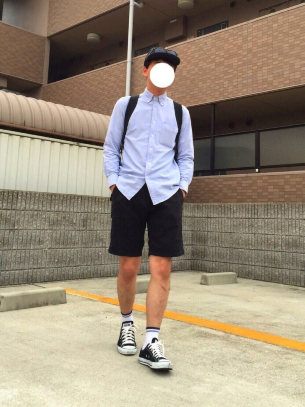 ホワイト系のスニーカーを着用したメンズの夏コーディネートの1枚目の写真