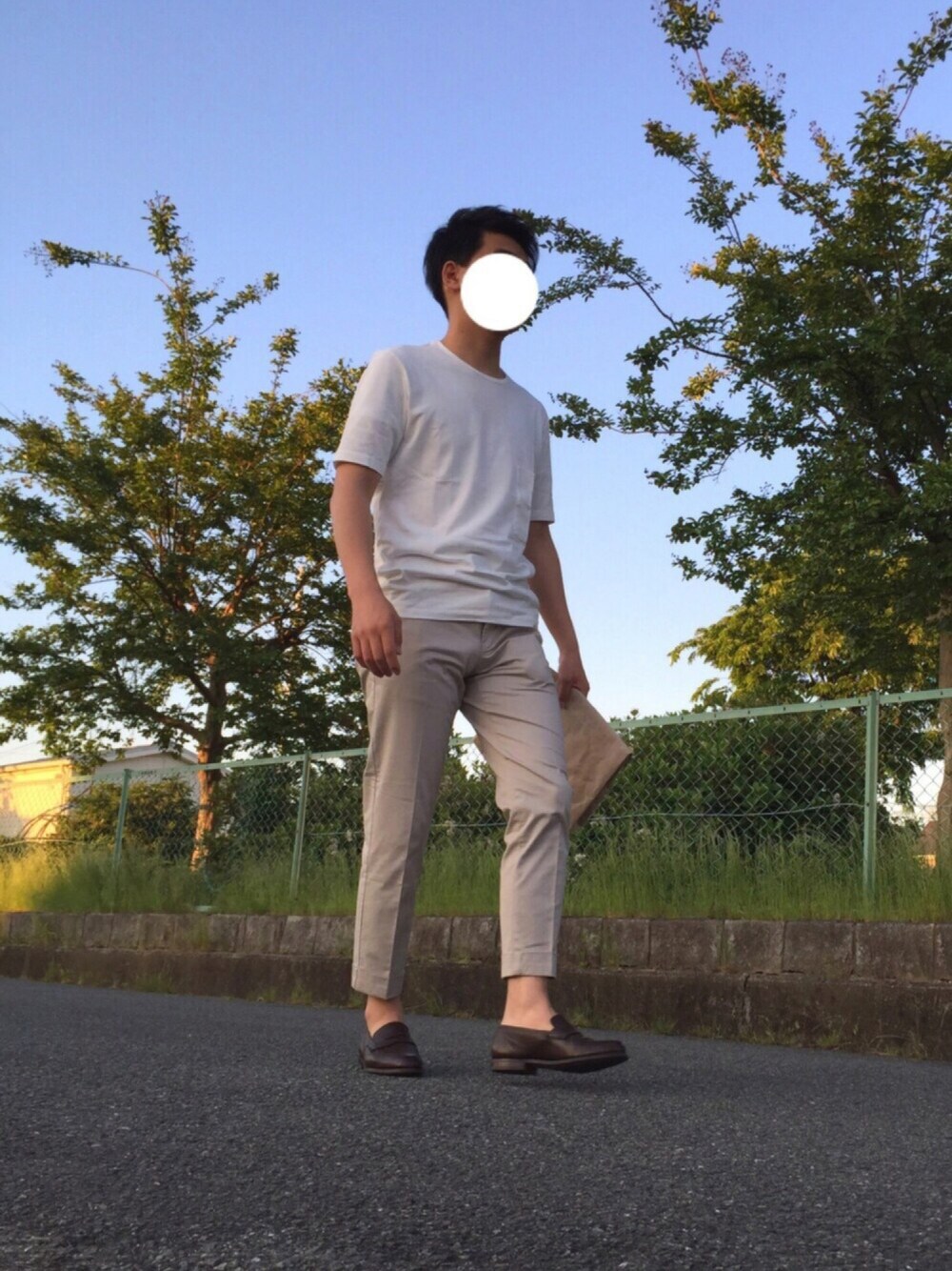 ブラウン系のローファーを着用したメンズの春コーディネートの1枚目の写真