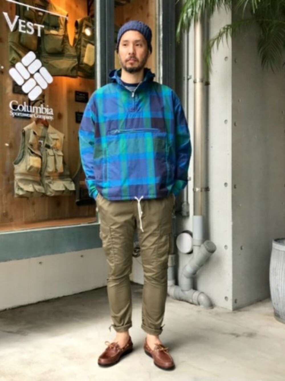 ブルー系のブルゾン、グリーン系のカーゴパンツ、その他のTシャツ/カットソーを着用したメンズの春コーディネートの1枚目の写真
