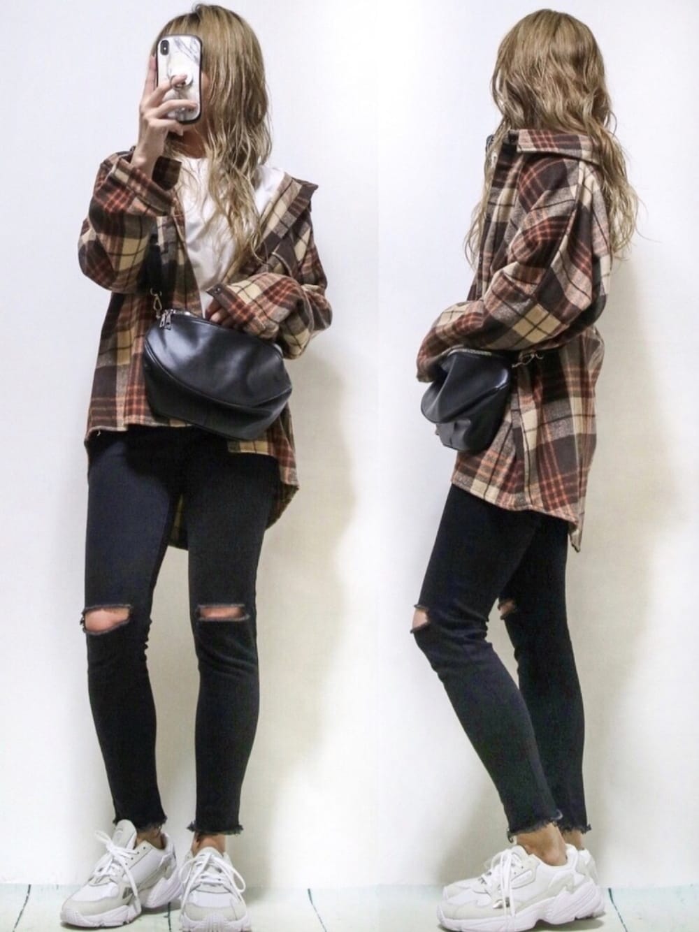 ホワイト系のTシャツ/カットソー、ブラウン系のシャツ/ブラウス、ホワイト系のスニーカーを着用したレディースの秋コーディネートの1枚目の写真