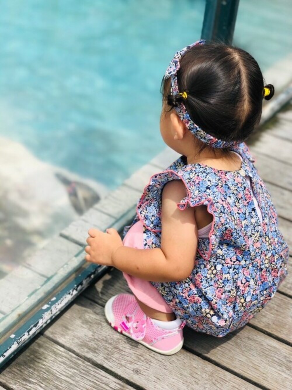ブルー系のセットアップを着用したキッズの夏コーディネートの1枚目の写真
