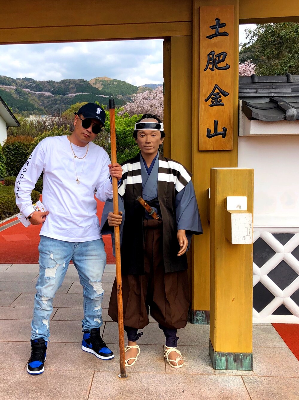 「家族旅行、jordan1、おしゃれさんと繋がりたい、春コーデ」｜「CROOKS & CASTLESのアイテム（Tシャツ/カットソー、ホワイト系）」を使った、☆Y's ☆さん（メンズ・175cm）の春コーディネートの1枚目の写真