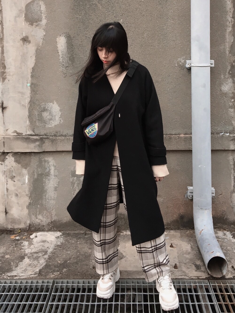 「ootd、冬、球鞋、VANS、GLOBAL WORK、Bershka、vintage、古着MIX」｜「GLOBAL WORKのエアかるウールボリュームコート/834484（その他アウター、ブラック系）」を使った、H.S.U.A.Nさん（レディース・167cm）の冬コーディネートの1枚目の写真