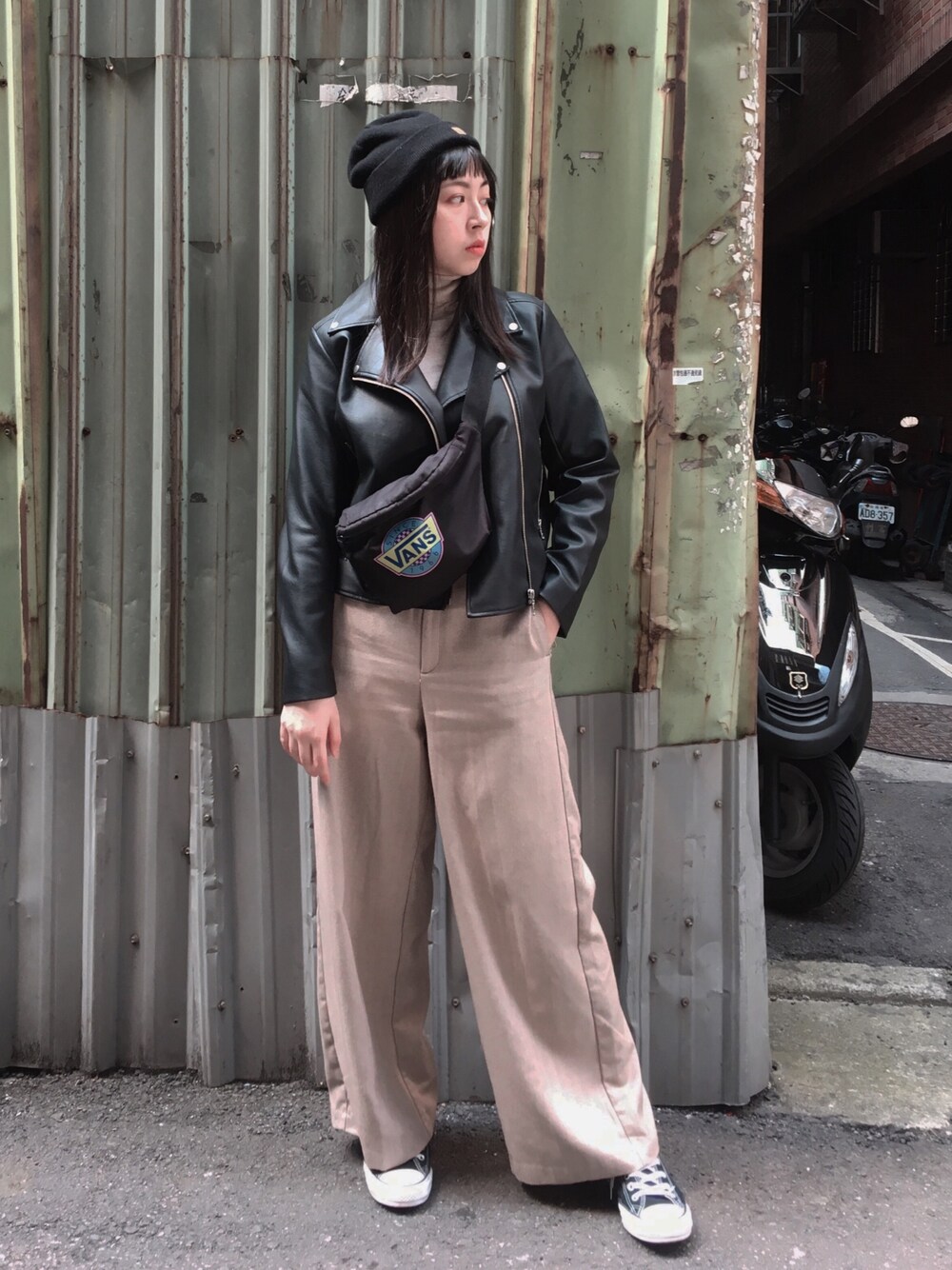 「ootd、coal、無印良品、GU、converse、VANS、街頭穿搭」｜「GUのアイテム（チノパンツ、ベージュ系）」を使った、H.S.U.A.Nさん（レディース・167cm）の春コーディネートの1枚目の写真