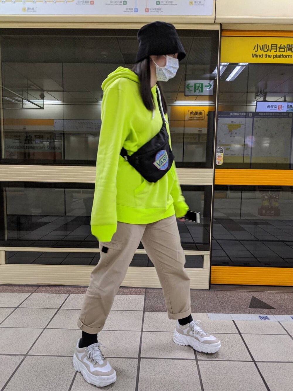 「ootd、春、spring、街頭穿搭、VANS、Bershka、neon」｜「DSGのアイテム（ジャージ、グリーン系）」を使った、H.S.U.A.Nさん（レディース・167cm）の春コーディネートの1枚目の写真
