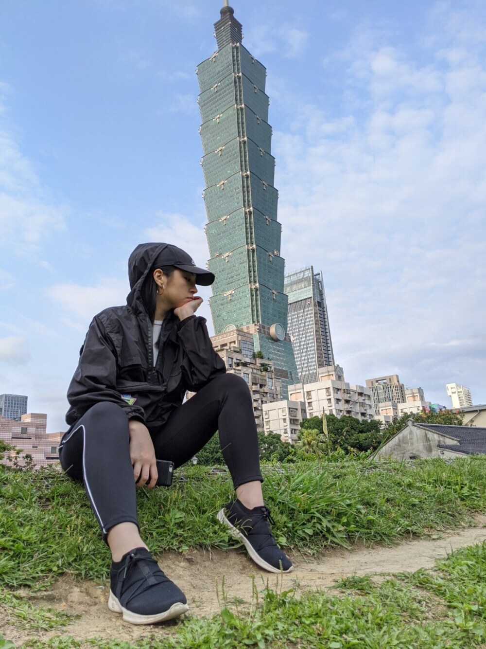 「TAIPEI、Taipei 101、ootd、sporty、adidas、GU、Skechers、VANS」｜「adidasのクライマクールキャップ [3S Climalite cap] アディダス（キャップ、ホワイト系）」を使った、H.S.U.A.Nさん（レディース・167cm）の春コーディネートの1枚目の写真