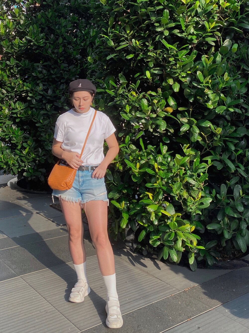 「ootd、夏、街頭穿搭、KANGOL、vintage、GU、BOTTEGA VENETA、UNIQLO、reebok、白T」｜「KANGOLの【KANGOL】Tropic Spitfire/【カンゴール】トロピック スピットファイア　キャスケット（キャスケット、レッド系）」を使った、H.S.U.A.Nさん（レディース・167cm）の夏コーディネートの1枚目の写真