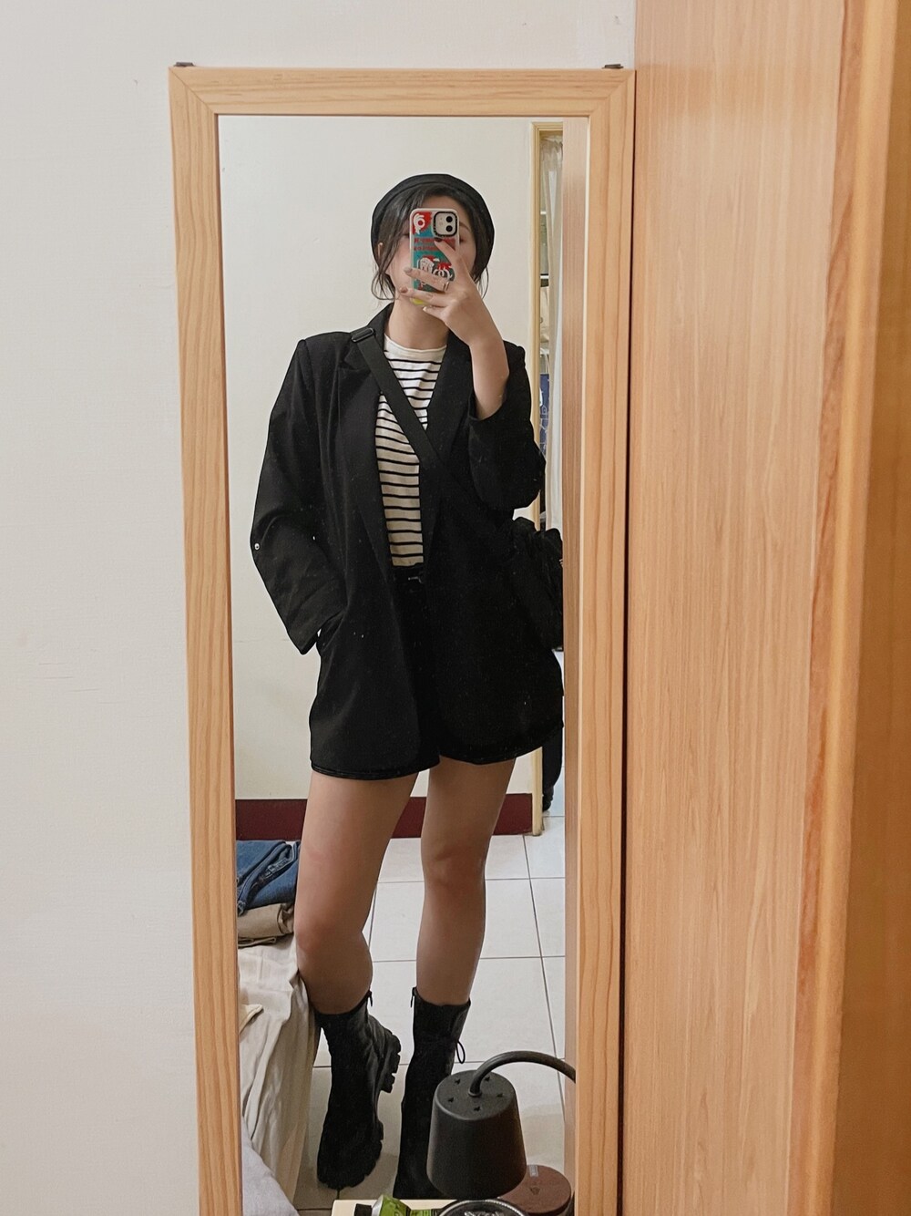 「ootd、冬、街頭穿搭、casetify、Bershka、VANS、SAPPUN、黑白搭配」｜「CASETiFYのアイテム（スマホケース/カバー、ブルー系）」を使った、H.S.U.A.Nさん（レディース・167cm）の冬コーディネートの1枚目の写真