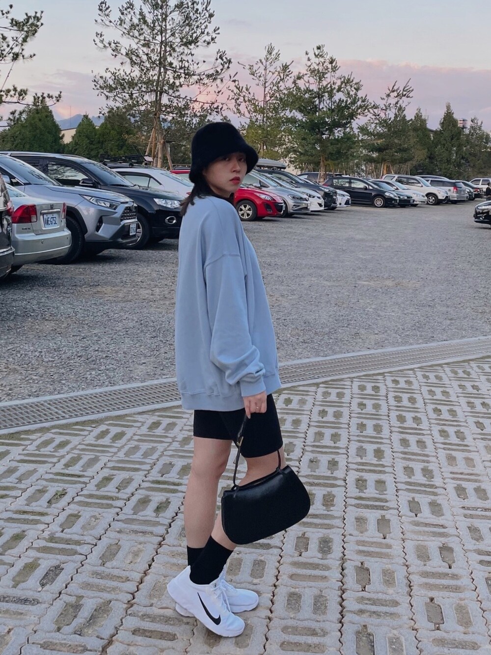 「ootd、春、街頭穿搭、球鞋、HER & NOW、GUCCI、vintage、MUJI、nike、漁夫帽」｜「HER & NOWのアイテム（ジャージ、ブルー系）」を使った、H.S.U.A.Nさん（レディース・167cm）の冬コーディネートの1枚目の写真