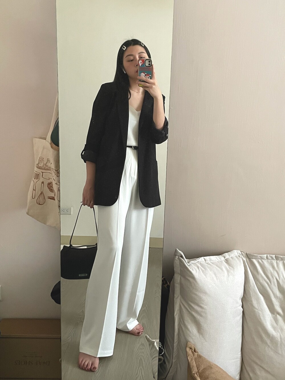 「ootd、agete、GUCCI、Bershka、casetify、黑白搭配、vintage、VINTAGE GUCCI」｜「Appleのアイテム（ヘッドフォン/イヤホン、ホワイト系）」を使った、H.S.U.A.Nさん（レディース・167cm）の春コーディネートの1枚目の写真
