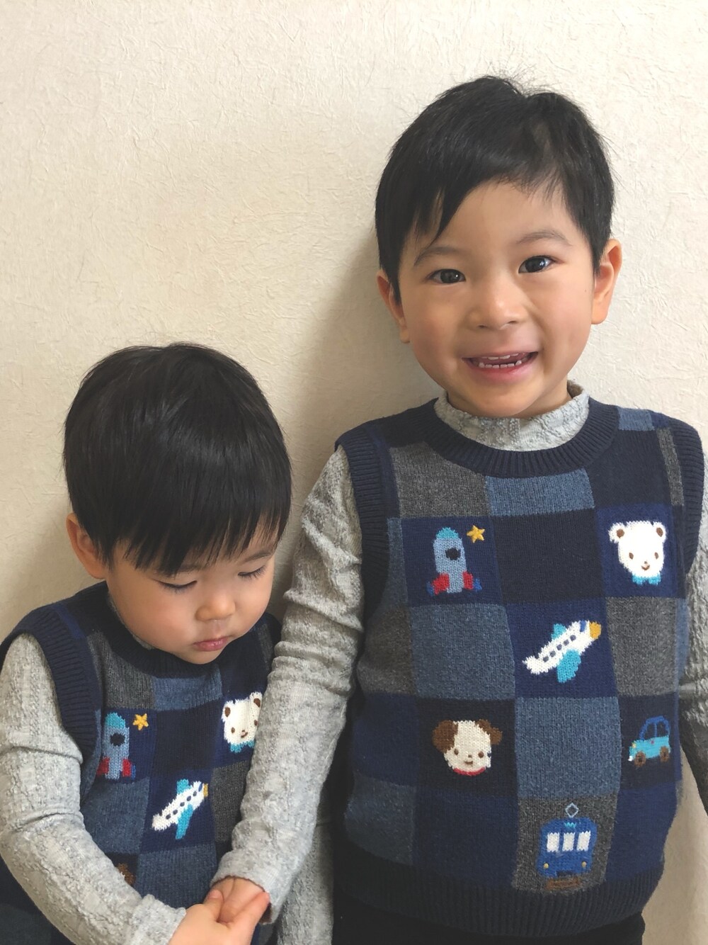 「兄弟リンクコーデ、男の子ママ、4歳男の子、2歳男の子、Branshes、branshesコーデ」｜「BRANSHESのケーブル柄ハイネックTシャツ（Tシャツ/カットソー、グレー系）」を使った、mimucyiさん（レディース・150cm）の春コーディネートの1枚目の写真