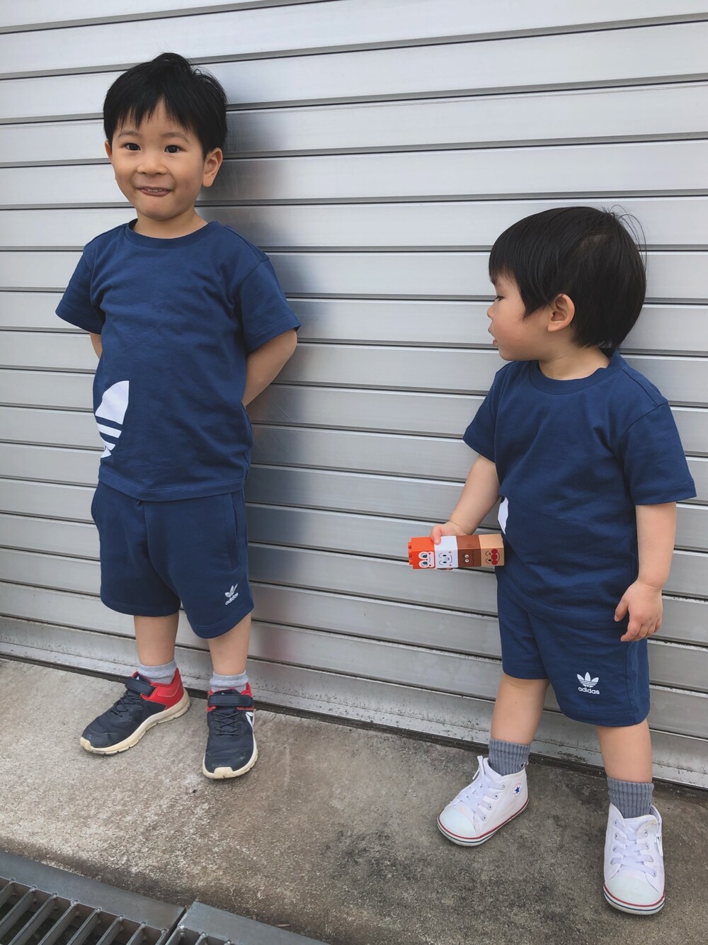「兄弟コーデ、むすこふく、兄弟ママ、男の子ママ」｜「adidasのビッグトレフォイル ショーツ Tシャツ セット [BIG TREFOIL TEE SET] アディダスオリジナルス（キッズ/子供用）（Tシャツ/カットソー、ブルー系）」を使った、mimucyiさん（レディース・150cm）の春コーディネートの1枚目の写真