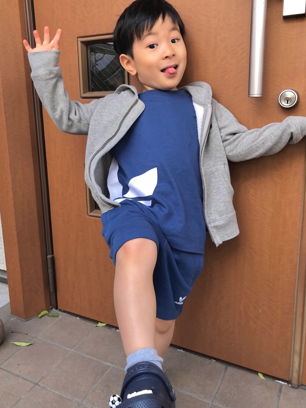 「長男コーデ、キッズコーデ、男の子コーデ、おうちファッション、むすこふく、むすこふく記録、男の子ママ、兄弟ママ」｜「adidasのビッグトレフォイル ショーツ Tシャツ セット [BIG TREFOIL TEE SET] アディダスオリジナルス（キッズ/子供用）（Tシャツ/カットソー、ブルー系）」を使った、mimucyiさん（キッズ・100cm）の春コーディネートの1枚目の写真