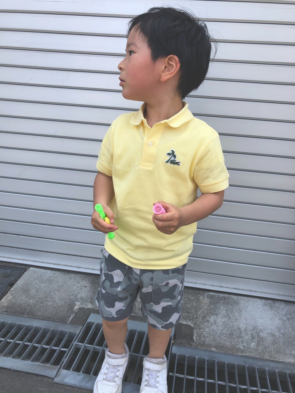 「長男コーデ、むすこーで、むすこふく、むすこふく記録、キッズファッション、男の子コーデ、男の子ママ、兄弟ママ」｜「LACOSTEのパームツリーワニロゴパッチBOYSポロ（ポロシャツ、イエロー系）」を使った、mimucyiさん（キッズ・100cm）の春コーディネートの1枚目の写真