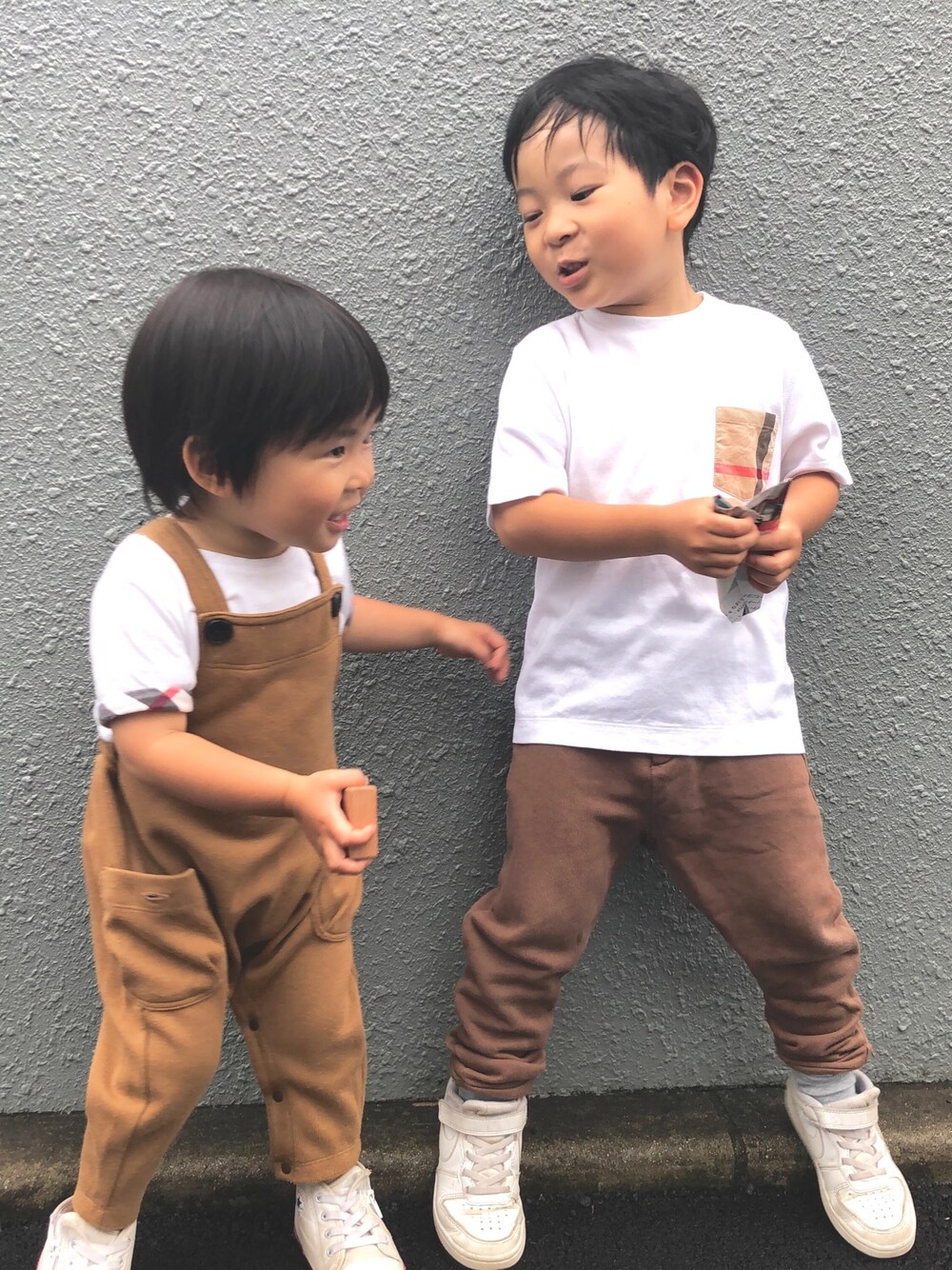 「兄弟リンク、リンクコーデ、男の子コーデ、白×茶、むすこふく、男の子ママ、兄弟ママ」｜「BURBERRYのアイテム（Tシャツ/カットソー、ホワイト系）」を使った、mimucyiさん（キッズ・100cm）の春コーディネートの1枚目の写真