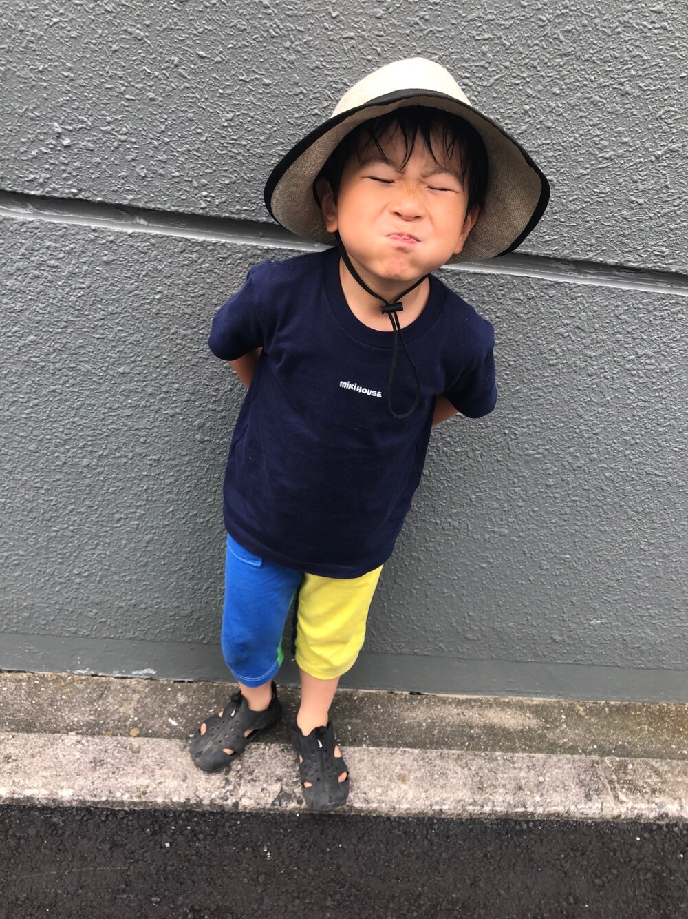 「キッズコーデ、男の子コーデ、ハット、むすこふく、4歳男の子、カラフルコーデ、男の子ママ、兄弟ママ」｜「MIKI HOUSEのミキハウス　ロゴ刺しゅう入り半袖Ｔシャツ（Tシャツ/カットソー、ブルー系）」を使った、mimucyiさん（キッズ・100cm）の夏コーディネートの1枚目の写真
