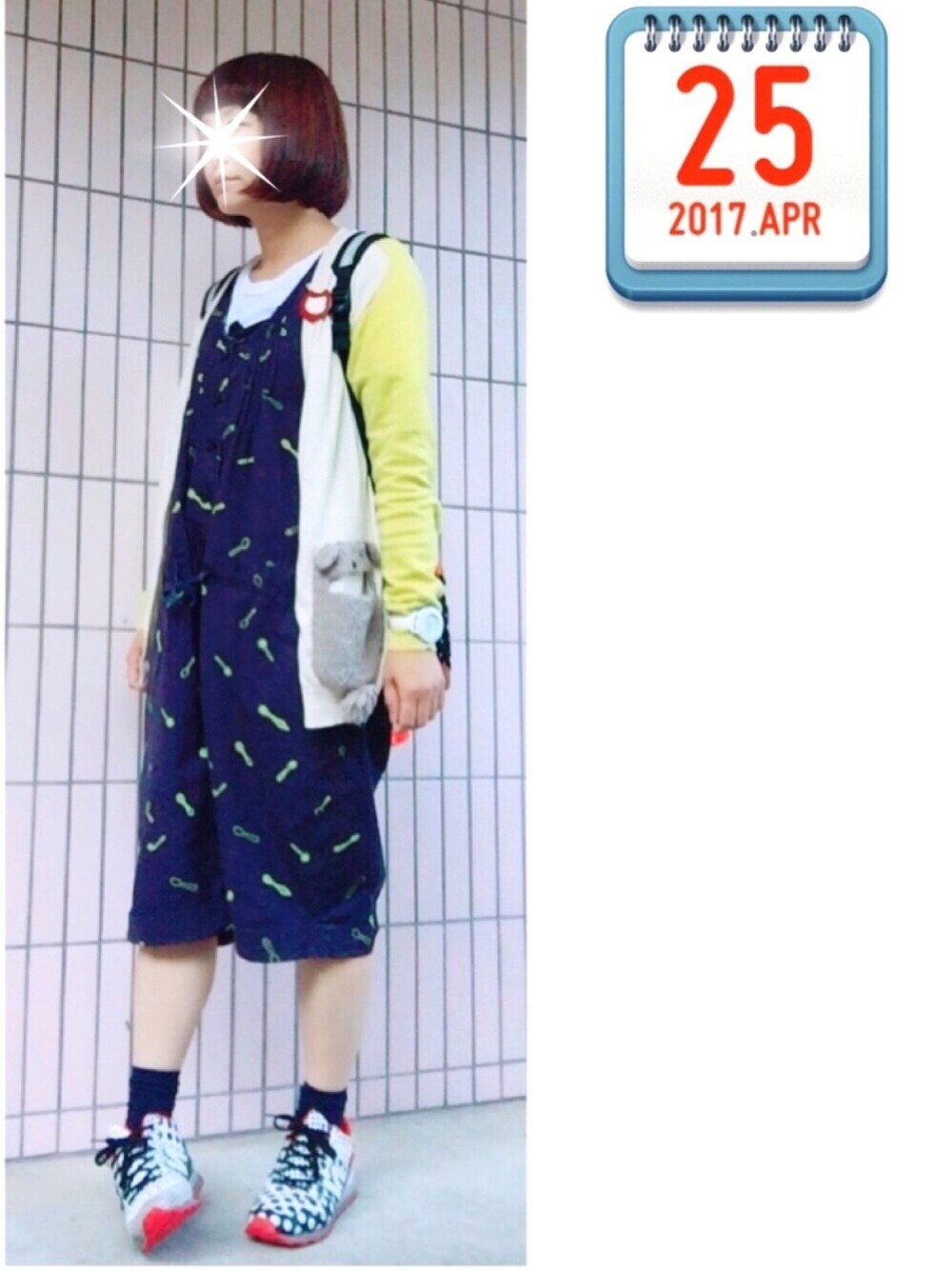 「ベルイエロー、はるコーデ、ゆるコーデ、白スニーカー、シンプル、ニューバランス、サロペット、リュック、カーディガン、美女と野獣キャンペーン」｜「Ne-netの(O)キラクマニット（カーディガン/ボレロ、ホワイト系）」を使った、まっきぃ〜さん（レディース・157cm）の春コーディネートの1枚目の写真
