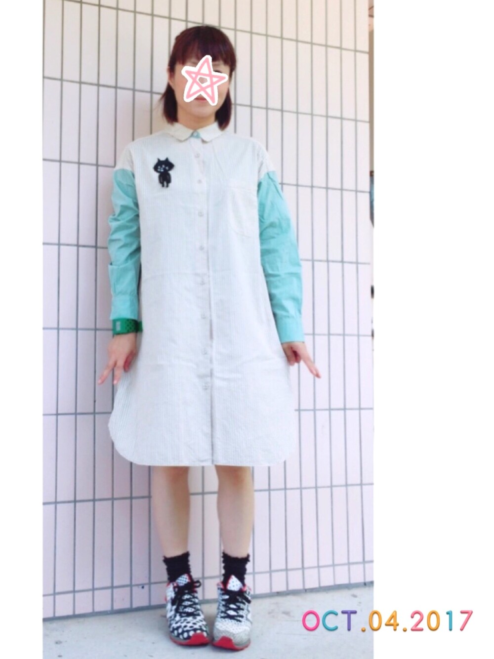 「シンプル、カジュアル、ラフ、ママファッション、ブラック、ワンピース、ニューバランス、スニーカー、シャツワンピ、オトナ女子」｜「POU DOU DOUのアイテム（シャツワンピース、ベージュ系）」を使った、まっきぃ〜さん（レディース・157cm）の秋コーディネートの1枚目の写真