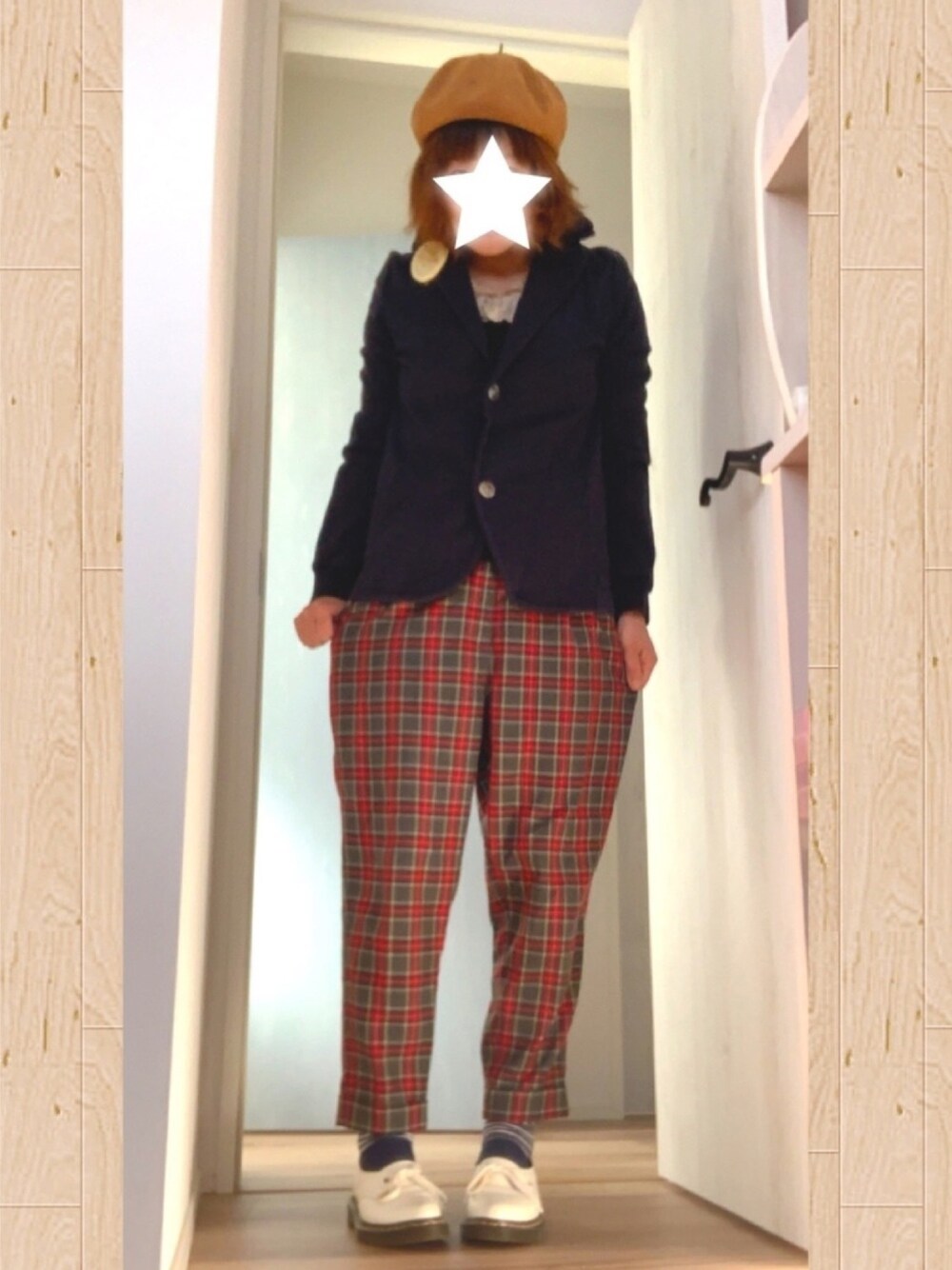 「カジュアルコーデ、パンツスタイル、ママコーデ、帽子、チェックパンツ、ベレー帽、ジャケット、ドクターマーチン、オトナカジュアル」｜「Dr. Martensのアイテム（シューズ、ホワイト系）」を使った、まっきぃ〜さん（レディース・157cm）の冬コーディネートの1枚目の写真