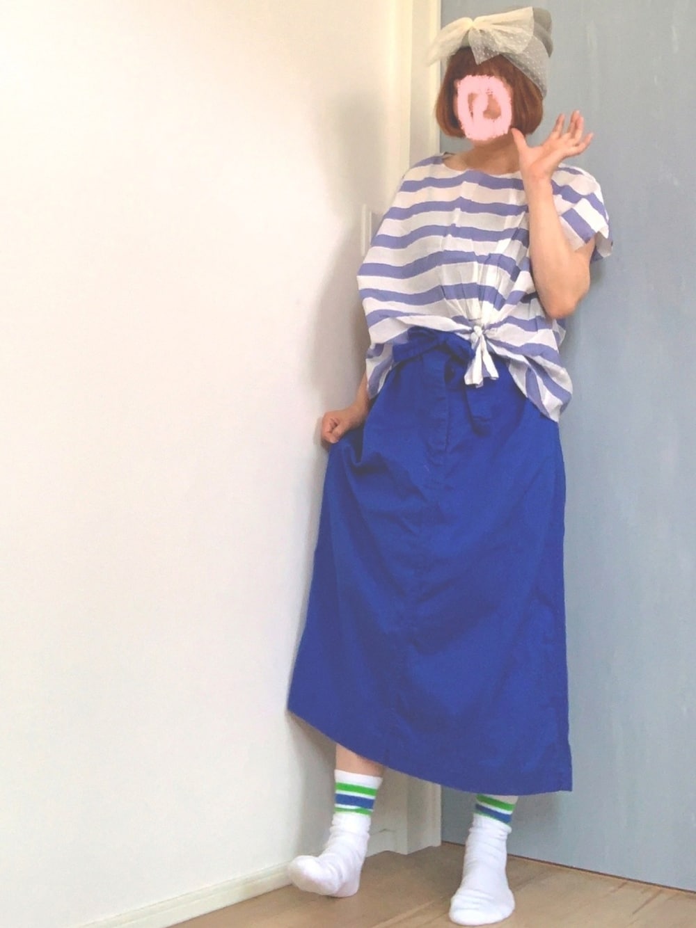ブルー系のスカート、ホワイト系のソックス/靴下、グレー系の帽子を着用したレディースの夏コーディネートの1枚目の写真