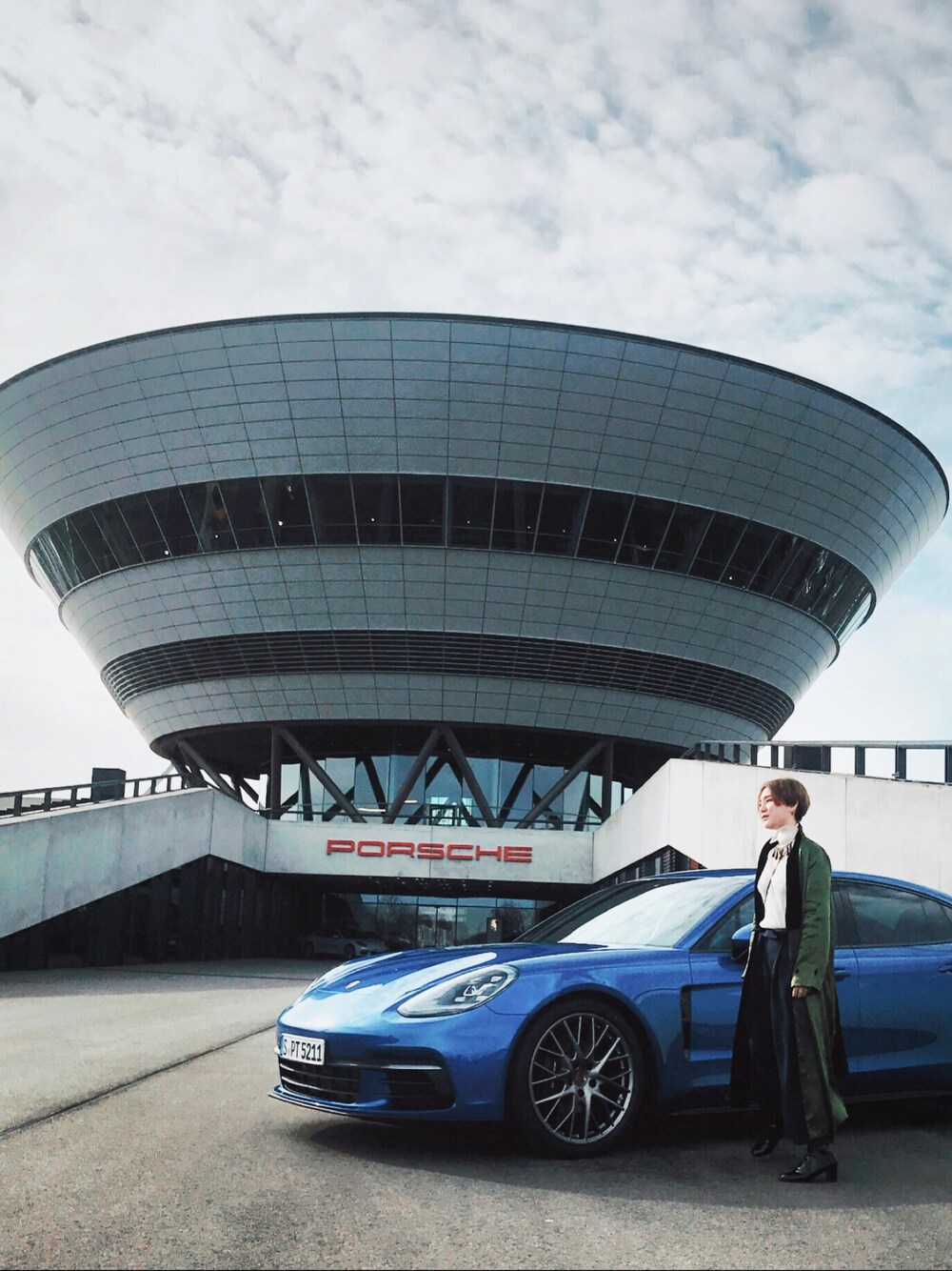 「porsche、LouisVuitton、ISSEY MIYAKE」｜「LOUIS VUITTONのアイテム（ブーツ、ブラック系）」を使った、Makoto Leeさん（レディース・174cm）の春コーディネートの1枚目の写真