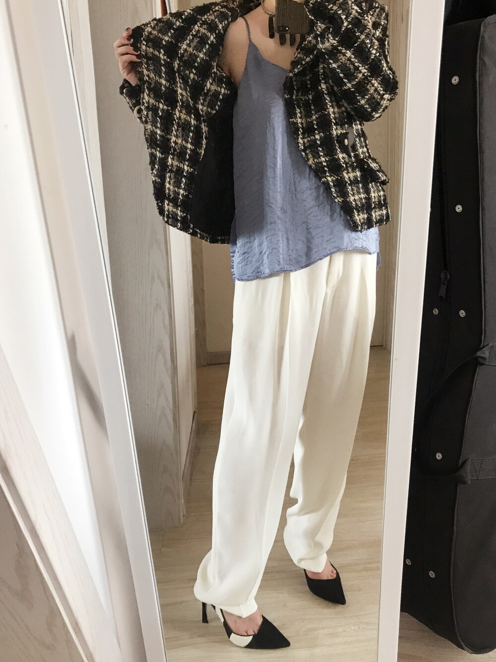 「FENDI、Dior、ys、yohjiyamamoto、The Row」｜「FENDIのアイテム（チノパンツ、ホワイト系）」を使った、Makoto Leeさん（レディース・174cm）の夏コーディネートの1枚目の写真