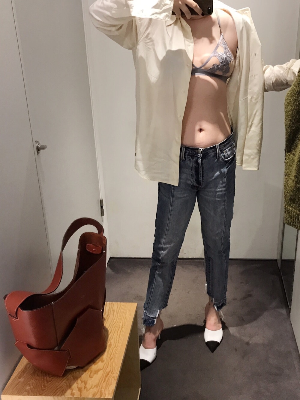 ホワイト系のシャツ/ブラウス、ブルー系のデニムパンツ、ホワイト系のパンプスを着用したレディースの夏コーディネートの1枚目の写真