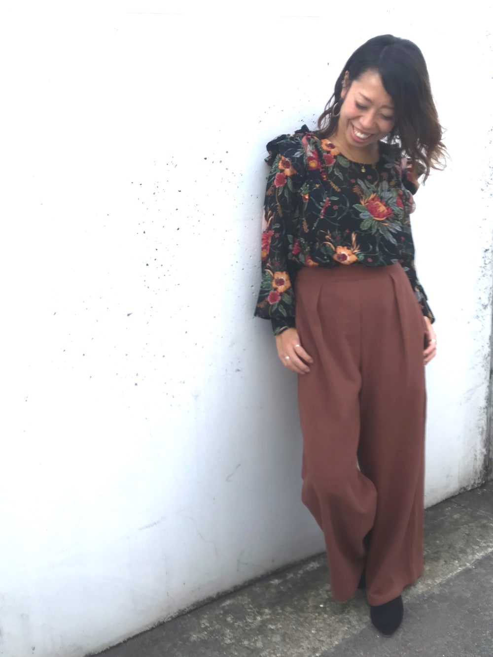 「秋コーデ、シンプルコーデ、カジュアル、お洒落さんとつながりたい、秋冬、ワイドパンツ、秋のブラウンスタイル」｜「Pepe Jeansのアイテム（シャツ/ブラウス、ブラック系）」を使った、ozakiさん（レディース・160cm）の秋コーディネートの1枚目の写真