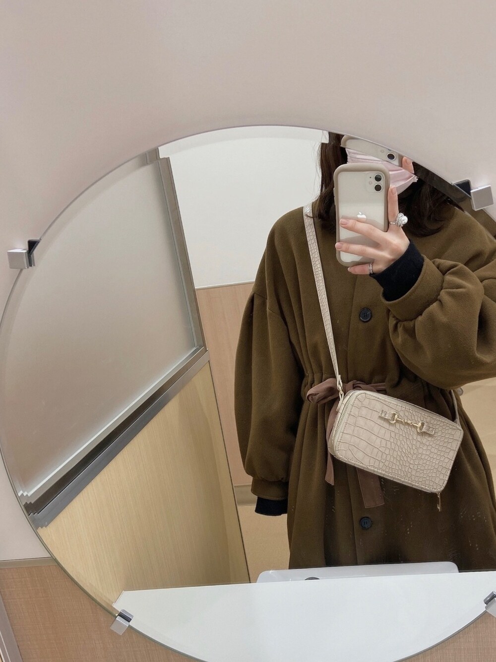 「今日のコーデ」｜「mysticのウエストシャーリングコート（その他アウター、ブラウン系）」を使った、とろろさん（レディース・157cm）の春コーディネートの1枚目の写真